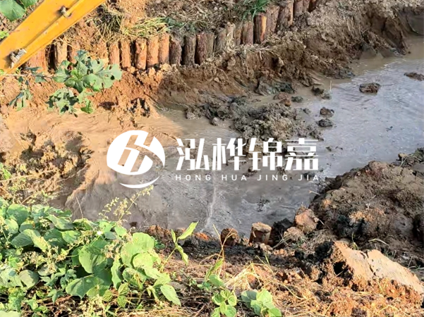 湖南防汛木樁批發(fā)廠家泓樺錦嘉 - 防洪木樁的作用是什么??