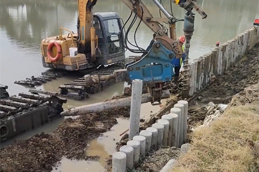 水泥樁批發(fā)廠家泓樺錦嘉-水泥仿木樁適合用于河道護坡嗎?