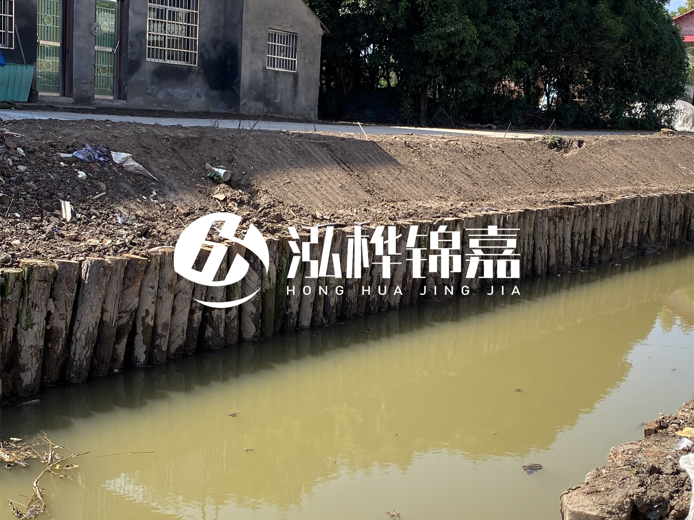 松木樁批發廠家泓樺錦嘉-圍堰松木樁間距多少能保證穩定性？