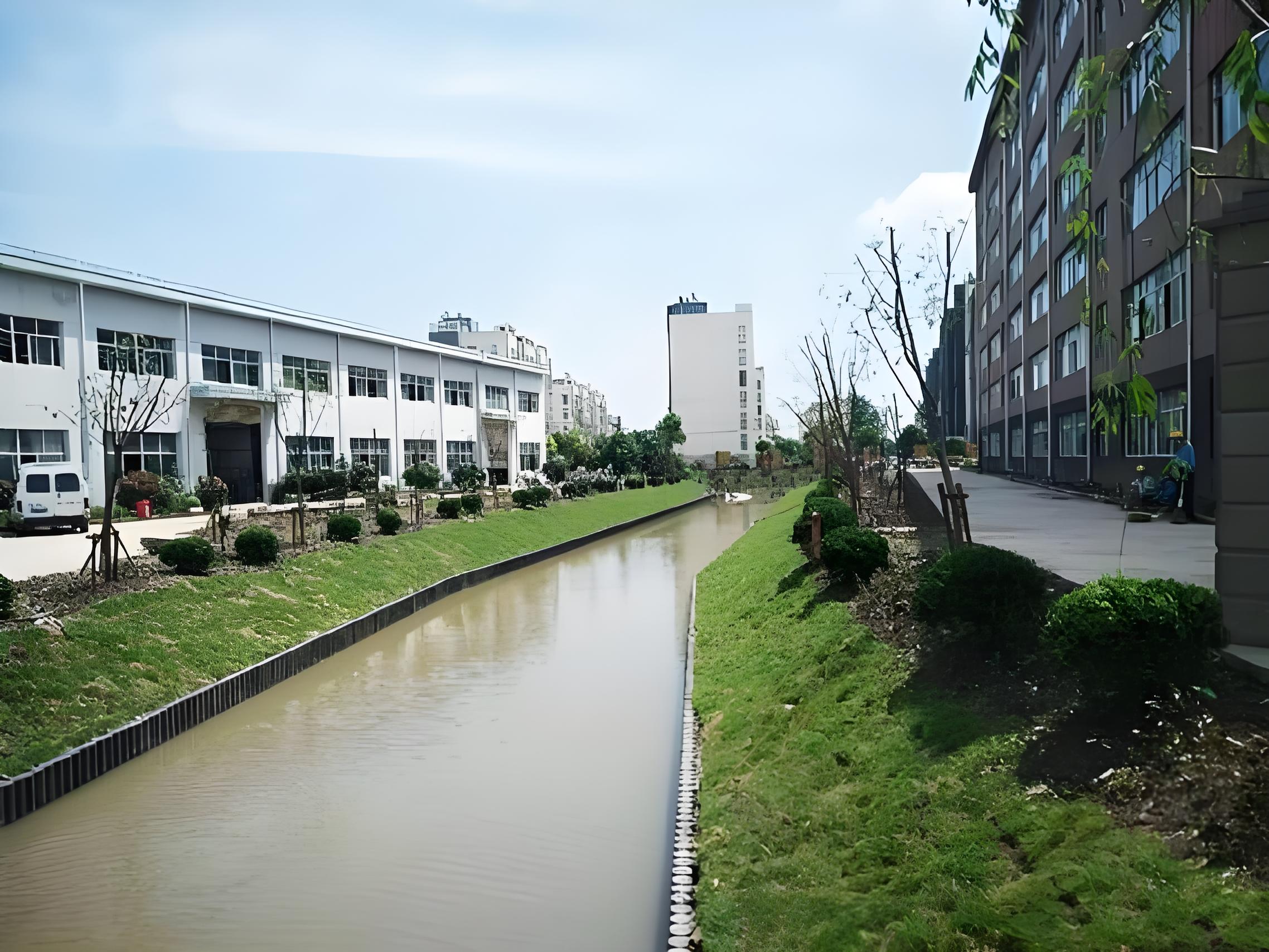 水泥仿木樁廠家泓樺錦嘉 - 河道仿木樁的規(guī)格怎么根據(jù)河道寬度選？